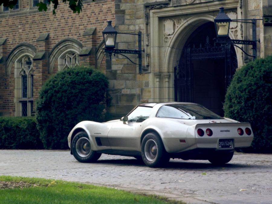  Chevrolet Corvette Collector Edition 1982 года  (фото 22 из 40)